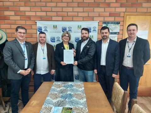 Membros da Syngenta e EMATER durante assinatura do Termo de Cooperação do Projeto Plantio 360