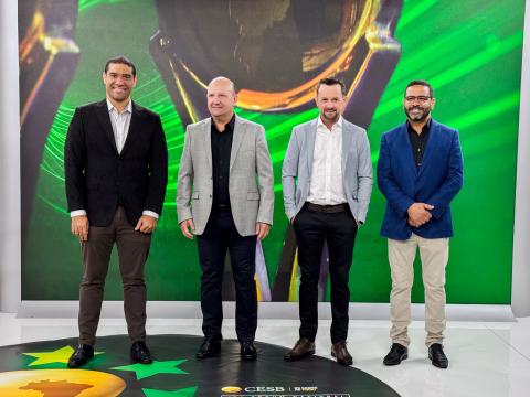 Legenda: Pedro Carmo, gerente de Marketing da Cultura da Soja da Syngenta Brasil e ganhadores (Divulgação)