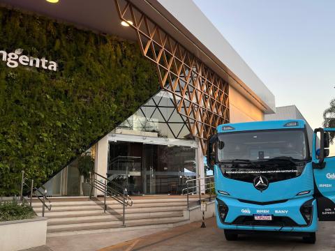 Pela primeira vez no Brasil, um caminhão 100% elétrico percorreu mais de 250 quilômetros transportando 27 toneladas de carga, entre o Porto de Santos e a cidade de Paulínia (SP). A operação inédita marcou um avanço simbólico na tentativa de reduzir as emissões do setor logístico, um dos maiores responsáveis pela poluição no país.