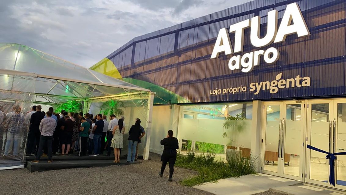 Fachada da loja Atua Agro Santa Maria durante o evento de inauguração