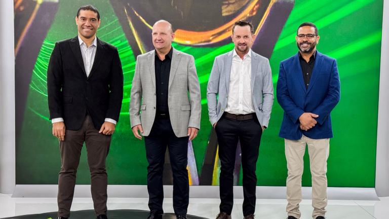 Legenda: Pedro Carmo, gerente de Marketing da Cultura da Soja da Syngenta Brasil e ganhadores (Divulgação)