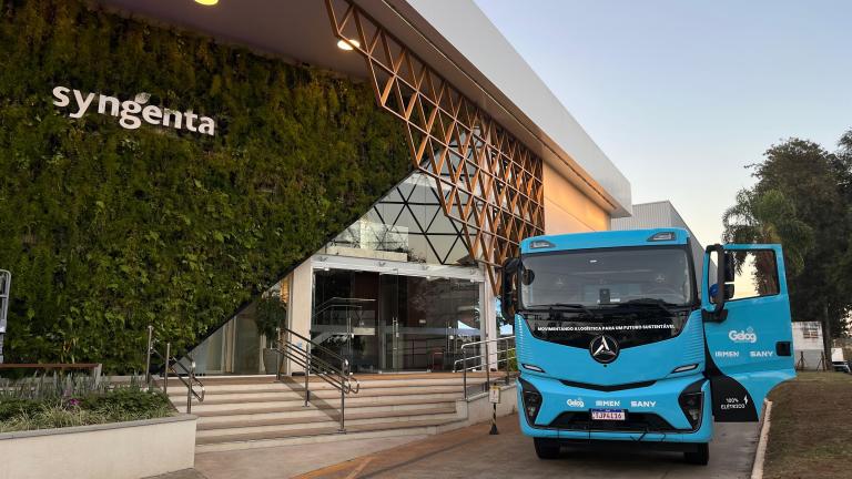 Pela primeira vez no Brasil, um caminhão 100% elétrico percorreu mais de 250 quilômetros transportando 27 toneladas de carga, entre o Porto de Santos e a cidade de Paulínia (SP). A operação inédita marcou um avanço simbólico na tentativa de reduzir as emissões do setor logístico, um dos maiores responsáveis pela poluição no país.