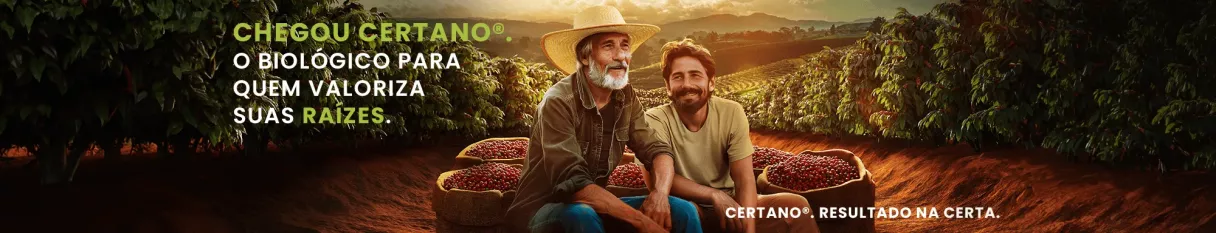 Banner com imagem de dois rapazes felizes ao centro, com cafés colhidos e plantação de café ao fundo.